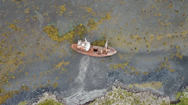 Drone Shot Abandoned Ship Mossy Green Coast Island Sea — Stock Photo, Image
