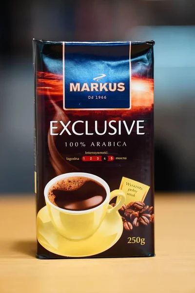マルクスブランドの垂直ショットパッケージ内の排他的な100 アラビカグランドコーヒー — ストック写真