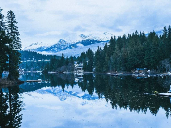 Μια Όμορφη Θέα Μια Λίμνη Και Βουνά Χειμώνα Στο Whistler — Φωτογραφία Αρχείου