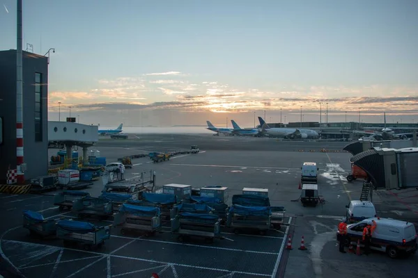 Eine Sonnenaufgangsszene Über Dem Flughafen Amsterdam Schiphol Flugzeuge Und Logistikwagen — Stockfoto
