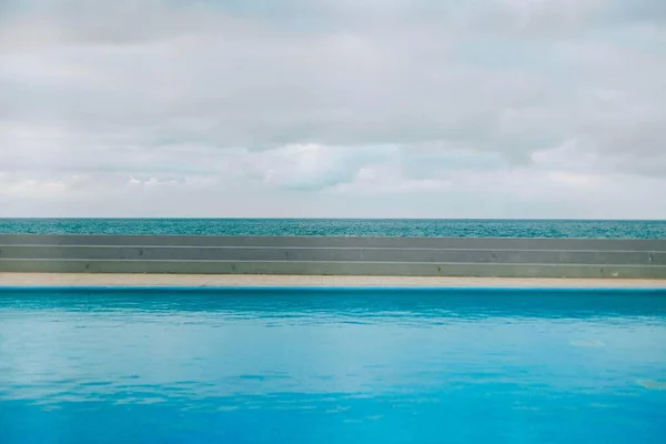 Una Hermosa Toma Una Piscina Con Una Barrera Junto Mar — Foto de Stock