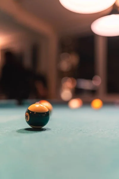 プールテーブルのビリヤードボールの垂直選択的ショット — ストック写真