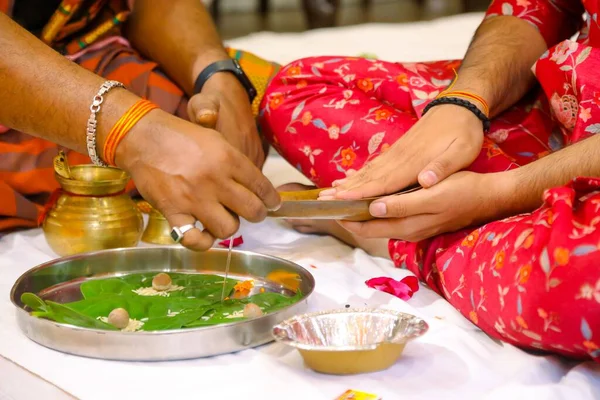 Indiska Ritualer Gynnsam Dag För Att Utföra Pooja Genom Att — Stockfoto