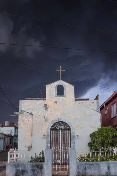Arka Planda Büyük Bir Haç Fırtına Olan Bir Kilisenin Dikey — Stok fotoğraf