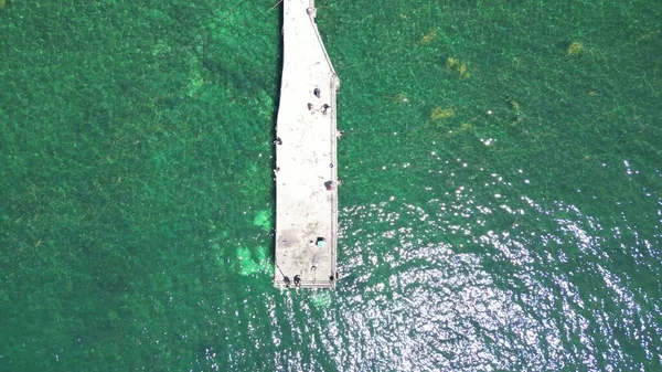 Vista Panorâmica Uma Plataforma Sobre Mar Verde Cristalino Sob Luz — Fotografia de Stock