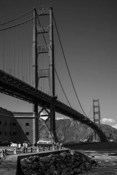 旧金山黑白相间的金门大桥的垂直截图 — 图库照片