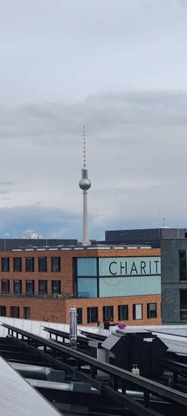 Berlínská Televizní Věž Dálku Pod Šedou Oblačnou Oblohou Vertikální Záběr — Stock fotografie