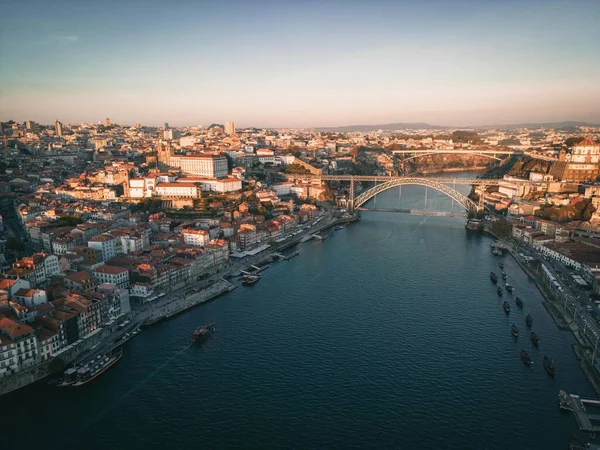 Günbatımında Portekiz Porto Dan Geçen Douro Nehrinin Kuş Bakışı Görüntüsü — Stok fotoğraf