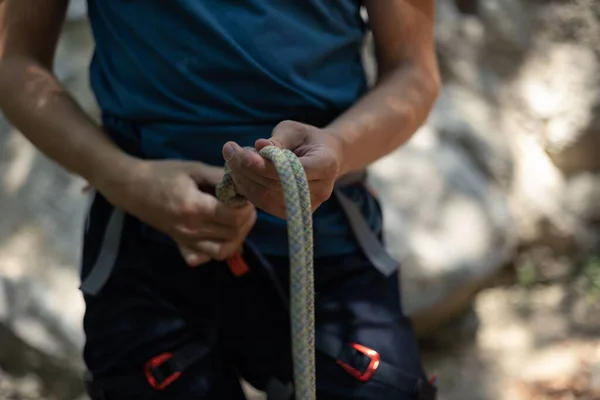 Closeup Rock Climber Preparing Rope Climbing — Stock Photo, Image