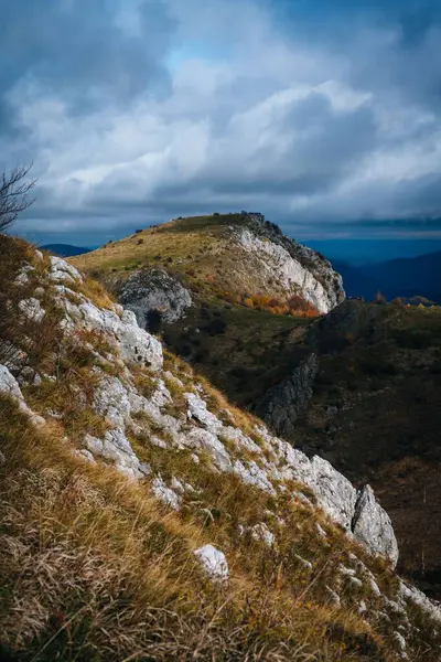 Arka Planda Kasvetli Bulutlu Gökyüzü Olan Dağın Kayalık Zirvelerinin Dikey — Stok fotoğraf
