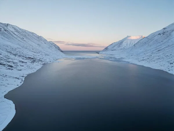 Вид Воздуха Текущую Голубую Реку Через Заснеженные Горы Исландии — стоковое фото