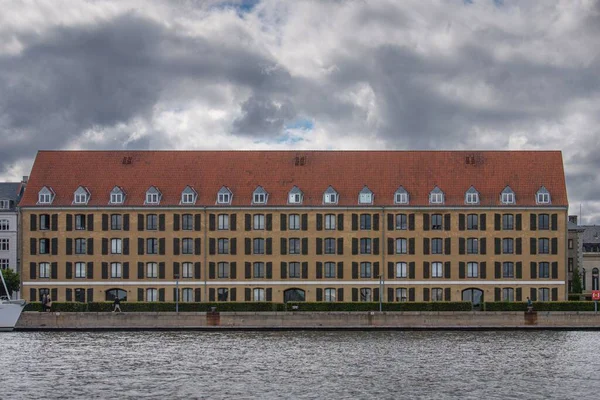 Malebný Výhled Dlouhou Budovu Krásným Exteriérem Nachází Kodani Dánsko — Stock fotografie