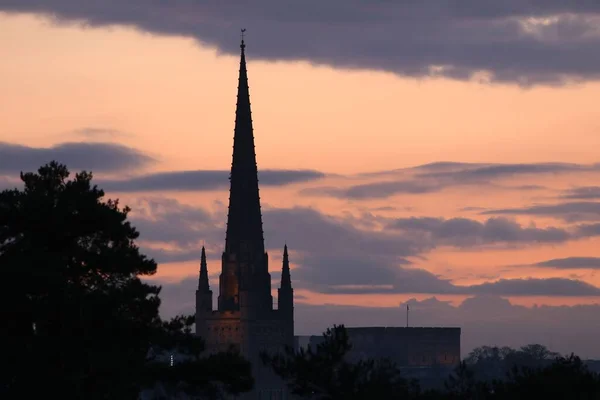 日落时分诺里奇大教堂和诺里奇城堡的轮廓 — 图库照片