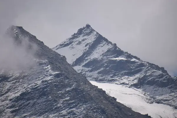 Landskap Scen Snöiga Bergskedjor Himachal Pradesh Indien Med Dimmig Himmel — Stockfoto