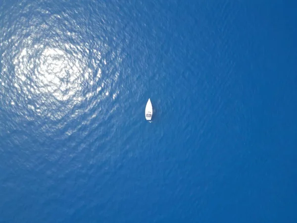 Top View Boat Sailing Blue Lake — Stock Photo, Image