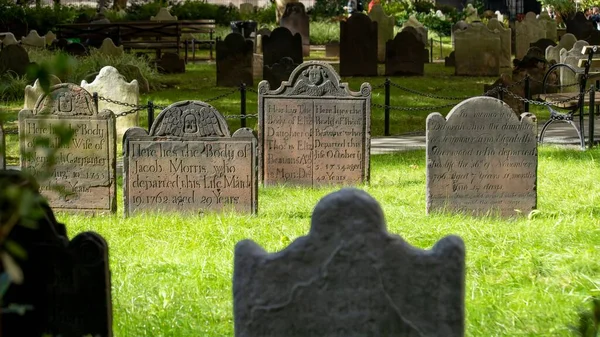 Stone Gravestone Een Begraafplaats Grasveld — Stockfoto