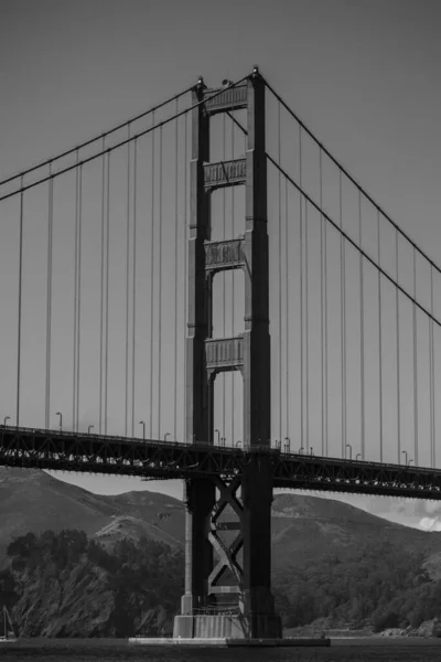 黒と白のサンフランシスコのゴールデンゲートブリッジの垂直ショット — ストック写真