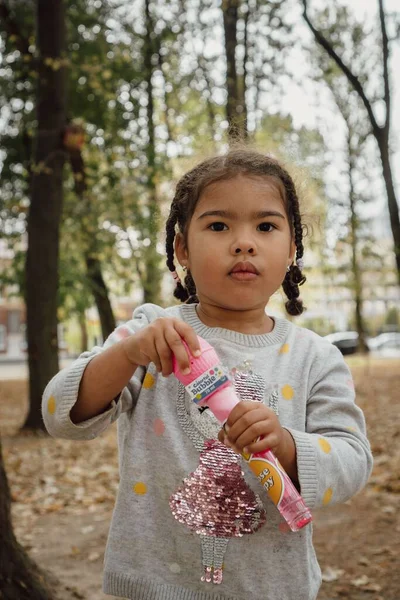Immagine Verticale Una Bambina Con Una Bottiglia Sapone Giocattolo Bolle — Foto Stock