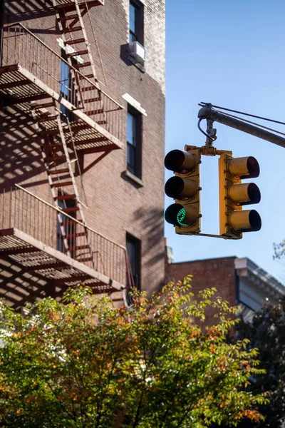 Dikey Olarak New York Taki Bir Binanın Trafik Işıkları Yangın — Stok fotoğraf