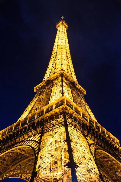 Вертикальный Низкоугольный Снимок Эйфелевой Башни Вечернее Время Включенным Освещением Париже — стоковое фото