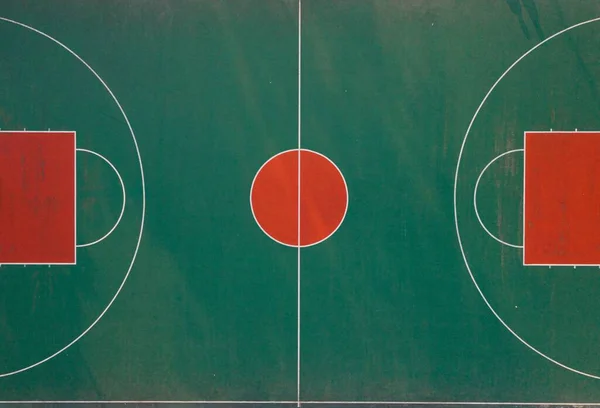 Yeşil Kırmızı Renkli Boş Bir Basketbol Sahasının Havadan Görünüşü — Stok fotoğraf