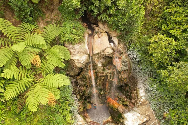 Eine Wunderschöne Luftaufnahme Eines Wasserfalls Mit Nassen Felsen Umgeben Von — Stockfoto