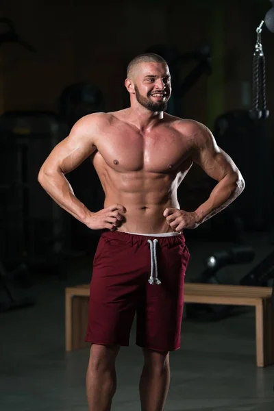 Vertikální Portrét Atraktivního Fitness Modelu Ukazujícího Jeho Atletické Tělo Tréninku — Stock fotografie
