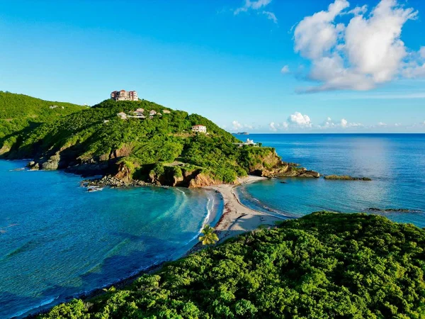 Karayipler Parlak Mavi Sularına Bakan Aziz Thomas Taki Yeşil Tepelerin — Stok fotoğraf
