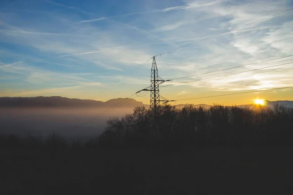 Комунікаційна Вежа Пагорбами Задньому Плані Заході Сонця — стокове фото