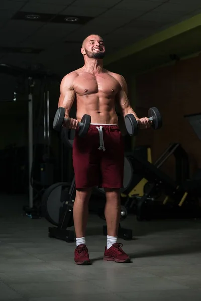 在体操馆进行哑铃训练的白种人男子体重增加运动 — 图库照片