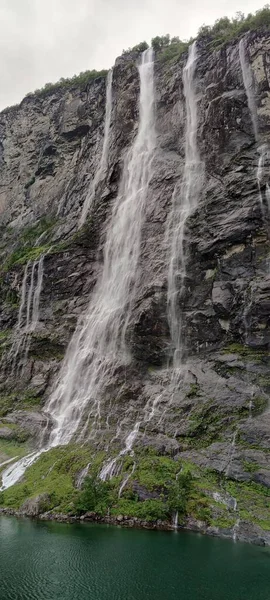 Vertikální Záběr Sedm Sester Vodopádu Zamračený Den Stranda Více Romsdal — Stock fotografie