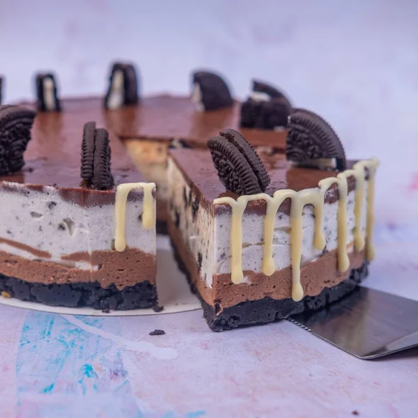 Close Pedaço Cheesecake Com Creme Chocolate Decorado Com Biscoitos Fundo — Fotografia de Stock