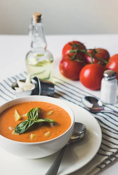 Tiro Vertical Sopa Tomate Com Folhas Manjericão Ingredientes Fundo — Fotografia de Stock
