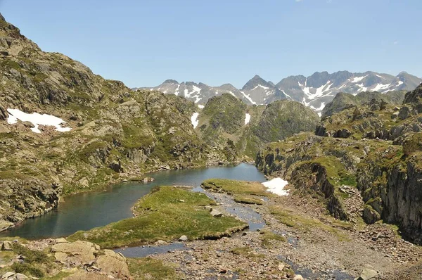 Прекрасний Вид Безтурботного Озера Оточеного Зеленими Полями Сніжними Горами Каталонських — стокове фото