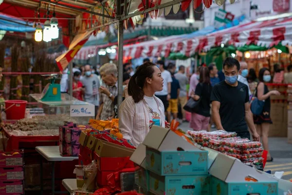 Producenci Owoców Czekają Klientów Lokalnym Pasar Malam Nocnym Rynku Chinatown — Zdjęcie stockowe