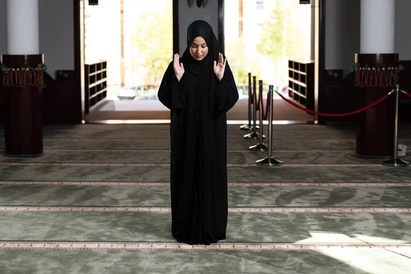 一个穿着黑色衣服 头戴头巾的漂亮的穆斯林妇女在清真寺祈祷 — 图库照片