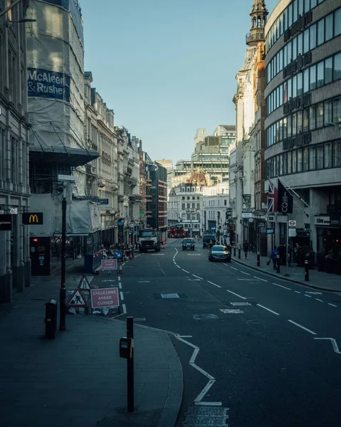 Plano Vertical Una Calle Londres Con Cielo Azul Fondo Reino — Foto de Stock
