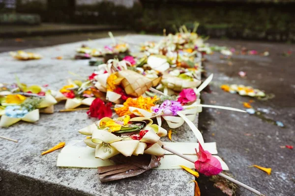 Eine Nahaufnahme Von Blumenopfern Die Auf Einer Granitoberfläche Einem Tempel — Stockfoto