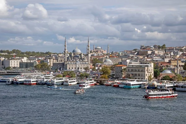 Nagy Látószögű Kilátás Fehér Hajók Vitorlázás Tengerben Isztambulban Törökország — Stock Fotó