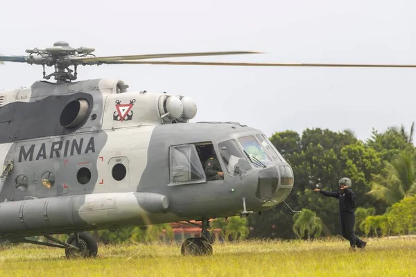 Meksika silahlı kuvvetlerinden bir helikopter Küba, Mattanza 'daki yangını destekliyor.