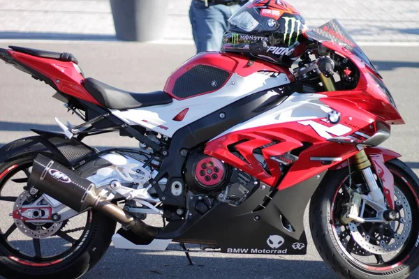 Motocicleta Roja Negra Fresca Estacionada Calle Preparándose Para Espectáculo Coches —  Fotos de Stock