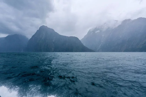 Parque Nacional Fiordland Con Vista Mar Fondo Nublado Nebuloso Montañas — Foto de Stock