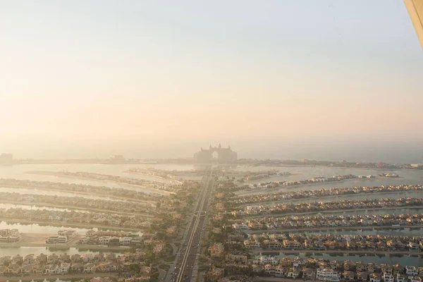 Ein Stadtbild Mit Gebäuden Nebligen Sonnenaufgang — Stockfoto