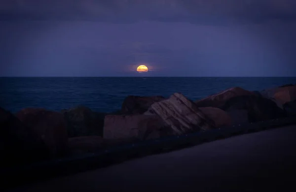 Uma Vista Fascinante Nascer Lua Vista Ponta Norte Gold Coast — Fotografia de Stock