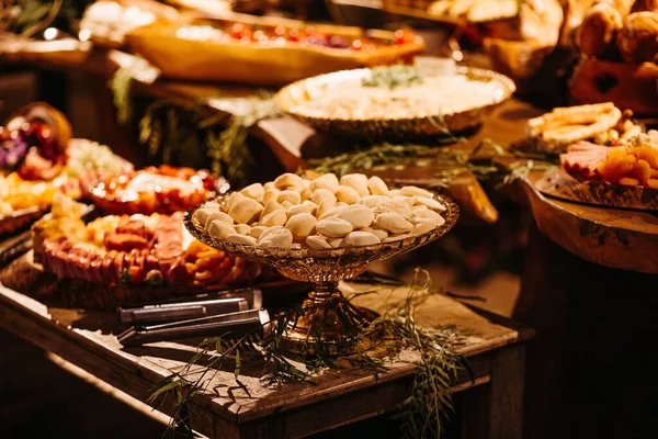 Çeşitli Tatlı Yemekleri Olan Ahşap Bir Masa — Stok fotoğraf