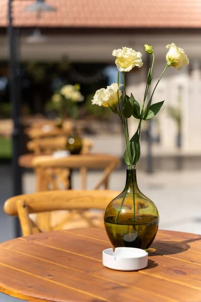 Крупним Планом Знімок Ніжних Білих Квітів Скляній Вазі Столі Розмитому — стокове фото