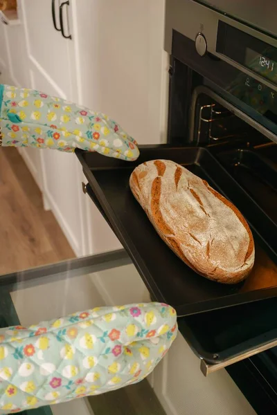 Roti Dalam Baki Oven Dengan Sarung Tangan Oven — Stok Foto