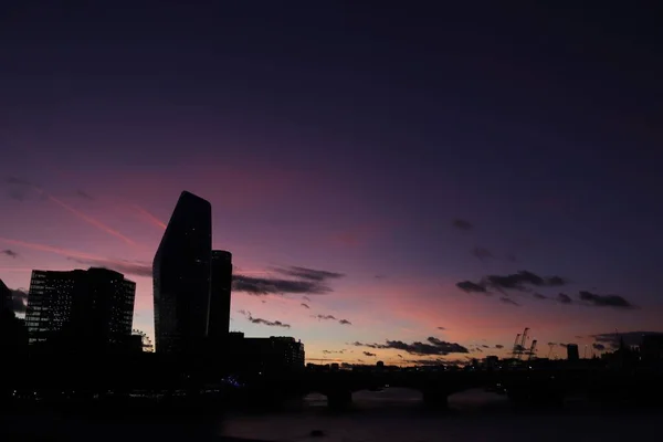 Die Silhouette Städtischer Gebäude Entlang Der Themse Vor Einem Rosafarbenen — Stockfoto