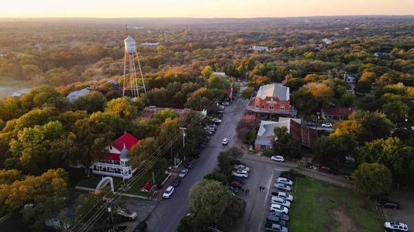 美国得克萨斯州新布朗费尔斯市的Gruene Hall大楼和树木的鸟瞰图 — 图库照片