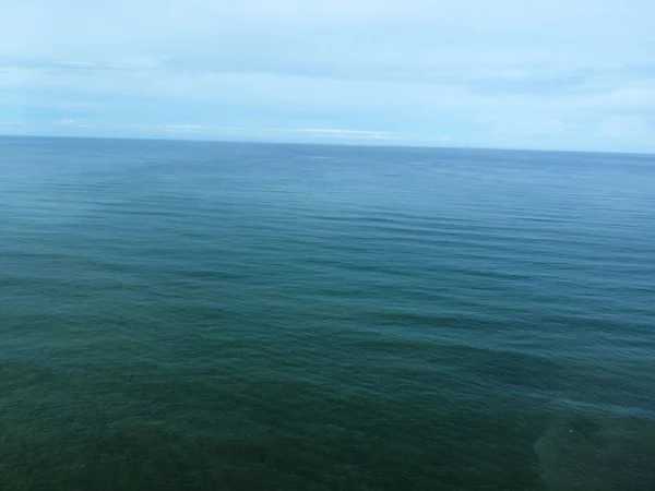 Μια Όμορφη Θέα Της Θάλασσας Μια Ηλιόλουστη Μέρα Του Καλοκαιριού — Φωτογραφία Αρχείου